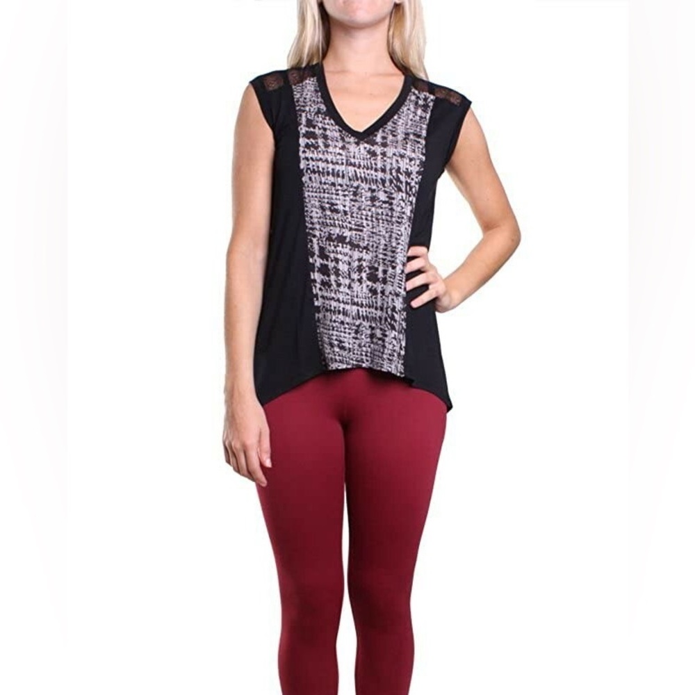 BCBGMaxAzria Black and White Fitted Graphic Blouse size Medium